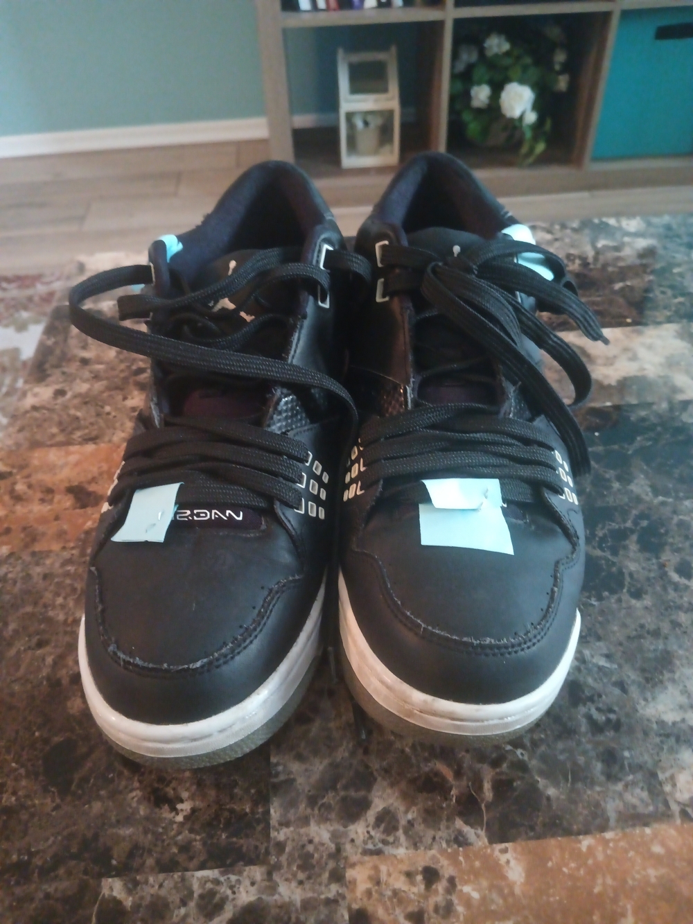 Jordan Men's Black and White Low-Top Sneakers